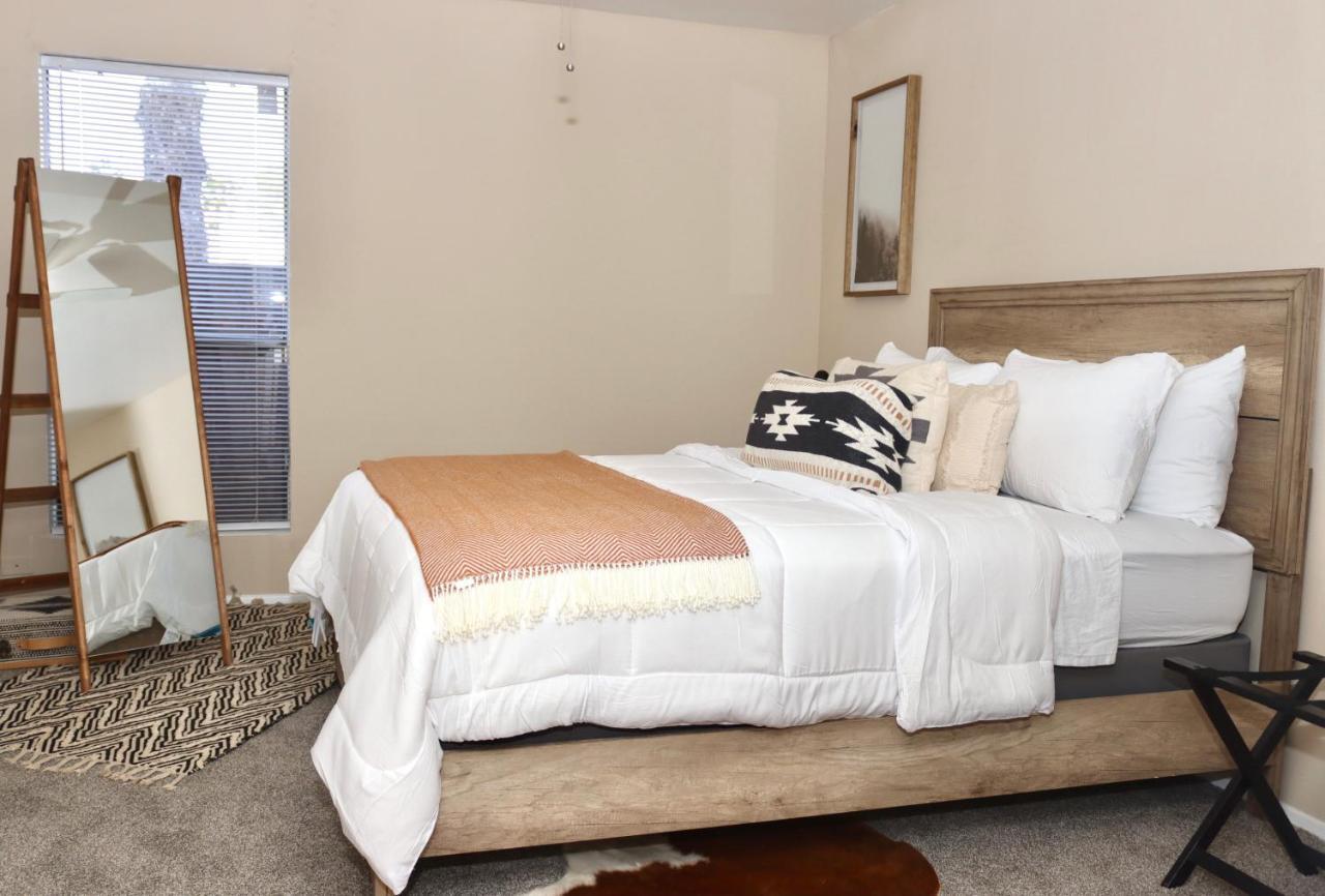 Chic Boho Cottage -Self Check In, Fully Furnished, & Free Parking Houston Exterior photo